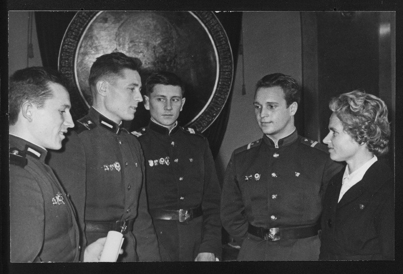 ELKNÜ Keskkomitee sekretär Hilja Puusild vestlemas aukirja saanud sõjaväelaste Viktor Zigalovi, Aleksei Vassilenko, Lev Tširkovi ja Valeri Sošiniga ELKNÜ Keskkomitee büroo laiendatud istungi vaheajal.