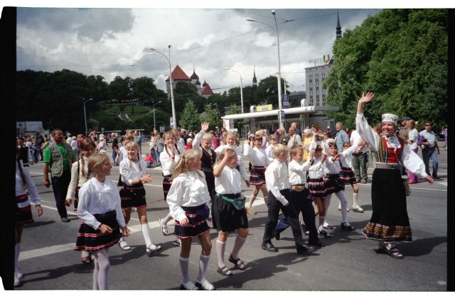 IX Noorte laulu- ja tantsupeo rongkäik Tallinnas