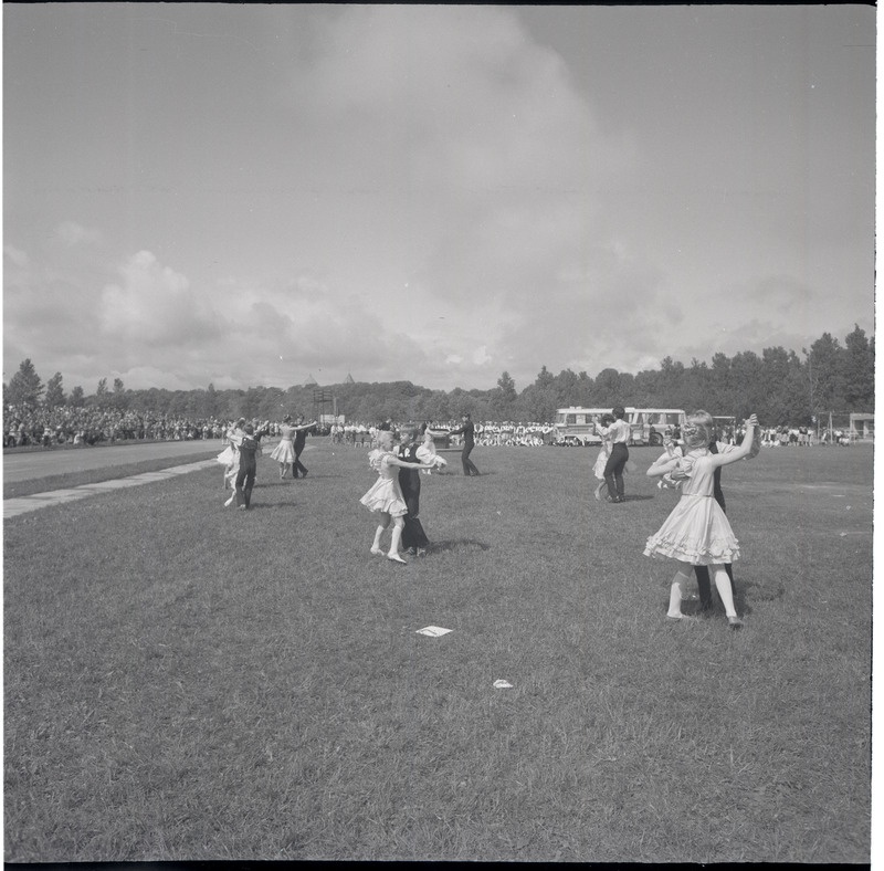 Rahvatantsupidu  staadionil, esinevad peotantsijad klubist "Flamingo"