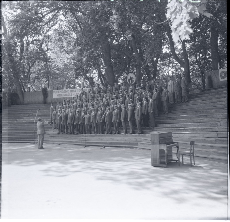 Saaremaa laulupidu 1983, esinevad meeskoorid.
