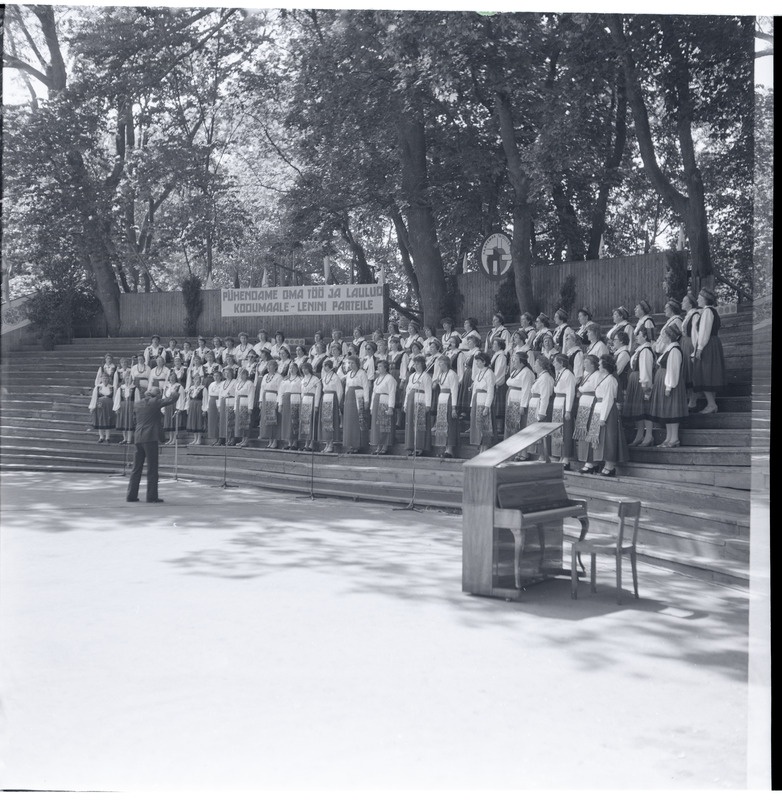 Saaremaa laulupidu 1983, esinevad naiskoorid