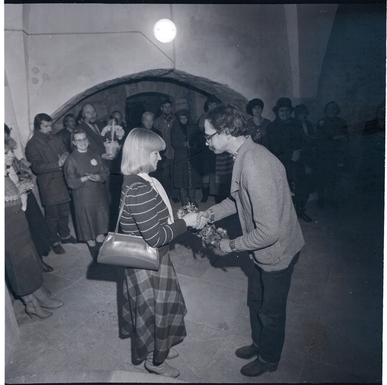 Külliki Järvila isikunäitus Kuressaare linnuses: Olavi Pesti autorit õnnitlemas.