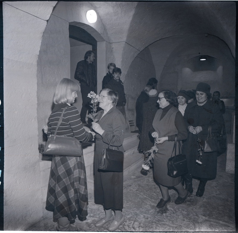 Külliki Järvila isikunäitus Kuressaare linnuses: Saare Kaluri kunstnikud autorit õnnitlemas.