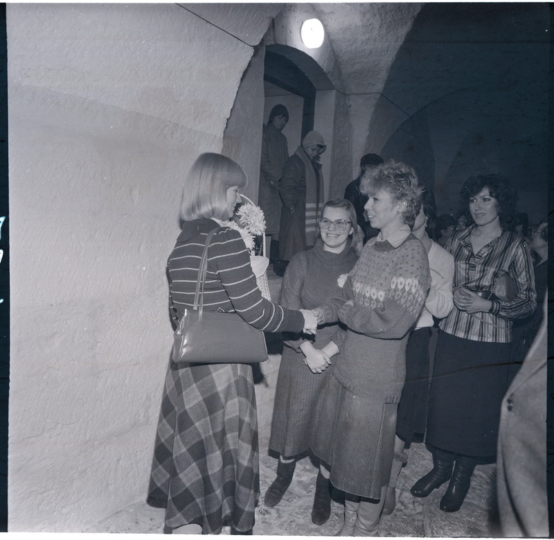 Külliki Järvila isikunäitus Kuressaare linnuses: Kunstiklubi liikmed autorit õnnitlemas.