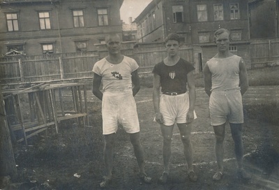 Eesti II kerejõustiku esivõistluste medalivõitjad kahe käega kettaheites  duplicate photo