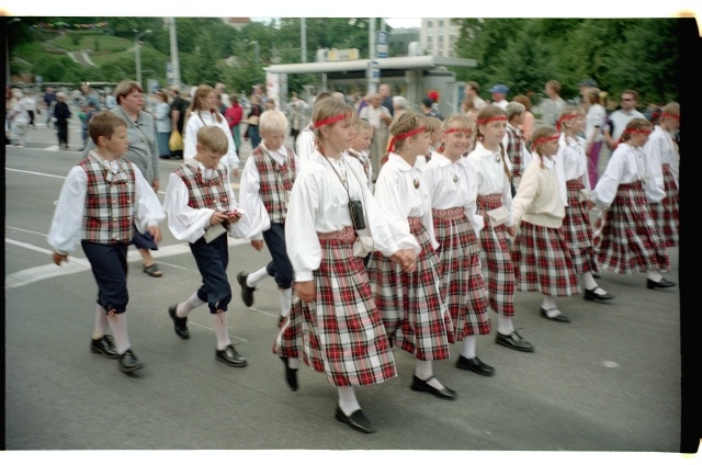 IX Noorte laulu- ja tantsupeo rongkäik Tallinnas