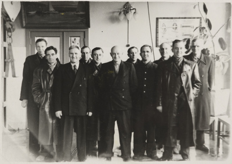 Tallinna vagunijaoskond: grupipilt uue rull-laagritsehhi ehitajaist, 1959.