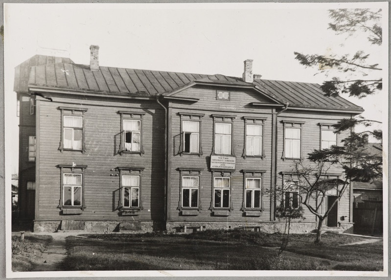 Tartu Raudtee Tehnikakool: vaade kooli hoonele (Vaksali 27, Tartu), 1940. aastad.