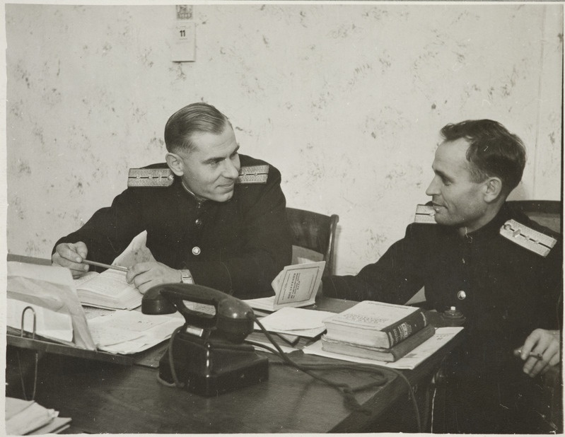 Tartu Raudtee Tehnikakool: juhataja Lupkin ja õpetaja Šatov konsulteerimas, 1940. aastad.