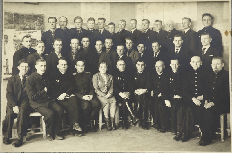 Tartu Raudtee Tehnikakool: vedurijuhtide õppegrupi lõpetajad, aprill 1945.