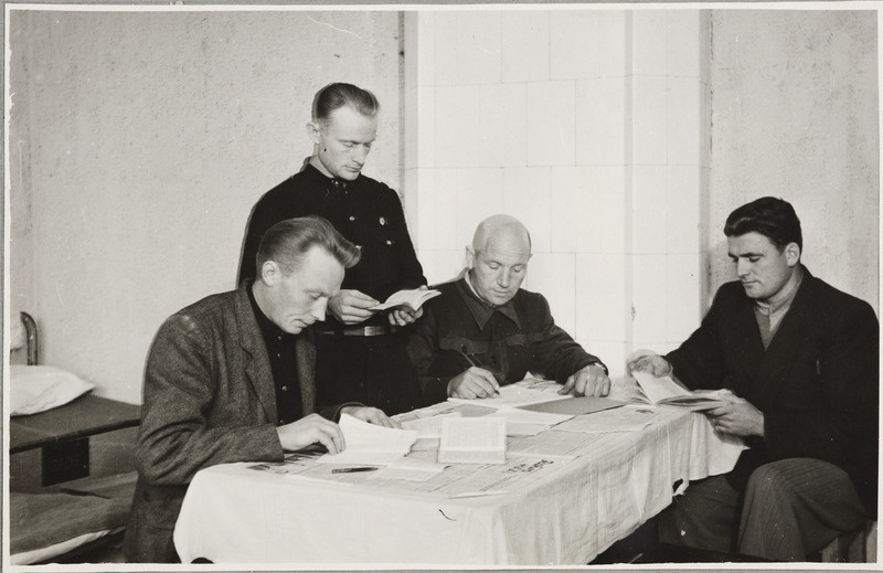 Tartu Raudtee Tehnikakool: tundideks valmistumine ühiselamus, 1940. aastad.
