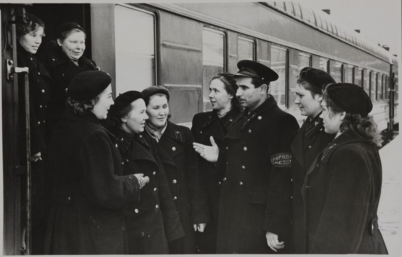 Tallinna vagunijaoskond: Tallinn-Moskva rongi ülem Aleksei Prjadko (paremalt kolmas) enne reisijate tulekut vagunisaatjaile viimaseid juhtnööre andmas, 1960, foto: Oskar Sildam.