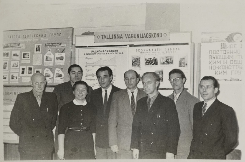 Tallinna vagunijaoskond: töötajad jaoskonna ratsionaliseerimistulemustest kõneleva stendi ees, 1950.-1960. aastad.