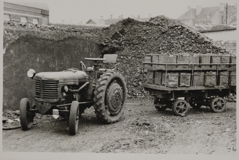 Tallinna vagunijaoskond: järelhaagisega väike traktor reisirongidega küttega varustamiseks, 1960. aastad.