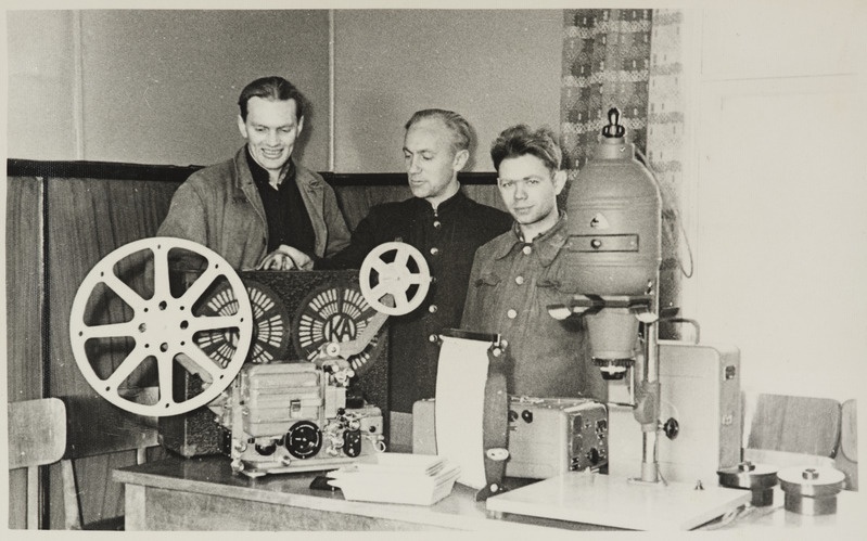 Tallinna vagunijaoskond: töötajad kinoaparatuuriga, 1950.-1960. aastad.