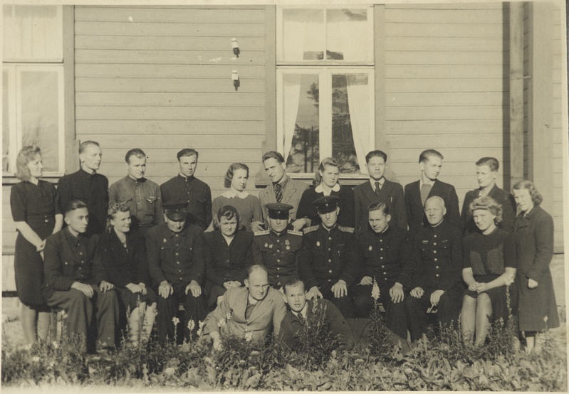 Tartu Raudtee Tehnikakool: jaamakorrldajate õppegrupi lõpetajad, august 1946.