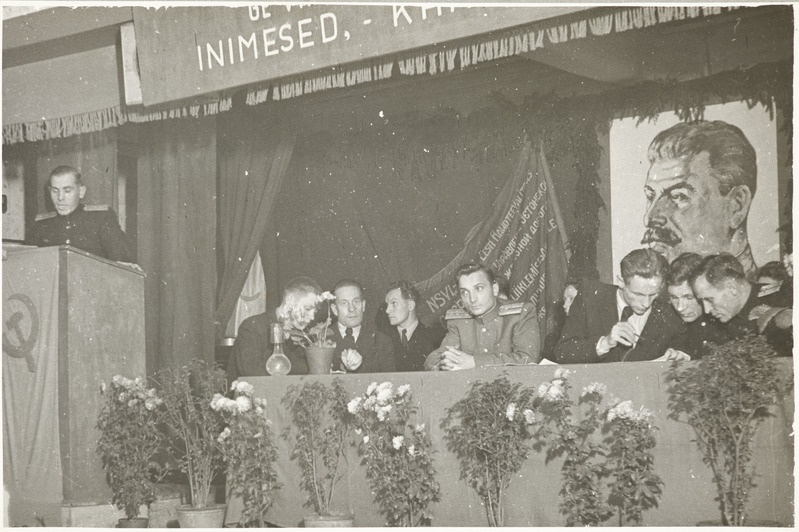 Tartu Raudtee Tehnikakool: vaade juubelikoosoleku presiidiumile ja ettekandega esinevale kooli juhatajale, oktoober 1949.