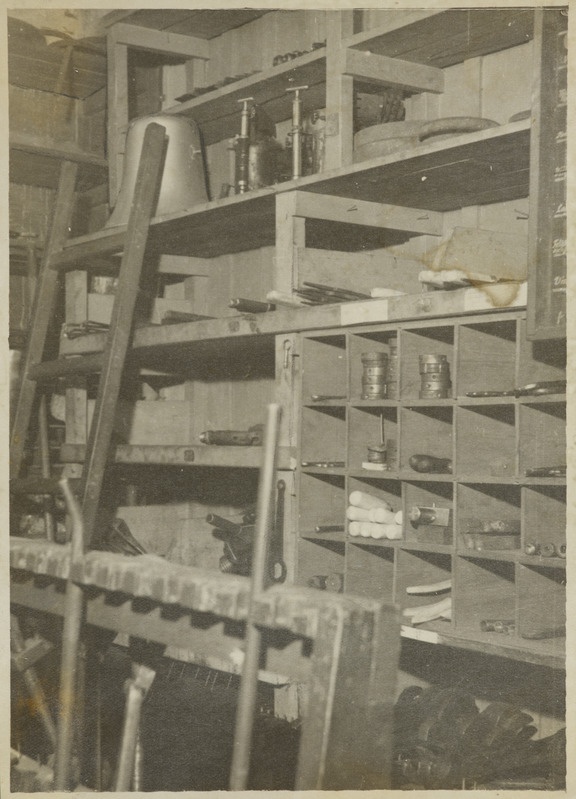 Tallinna vagunijaoskond: töövahendid riistakambri riiulitel, 1950.