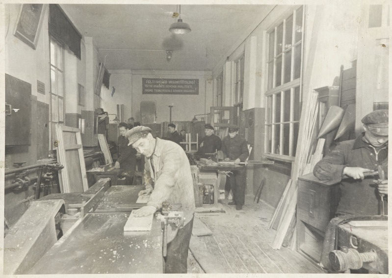Tallinna vagunijaoskond: töö laudsepa tsehhis, 1957.