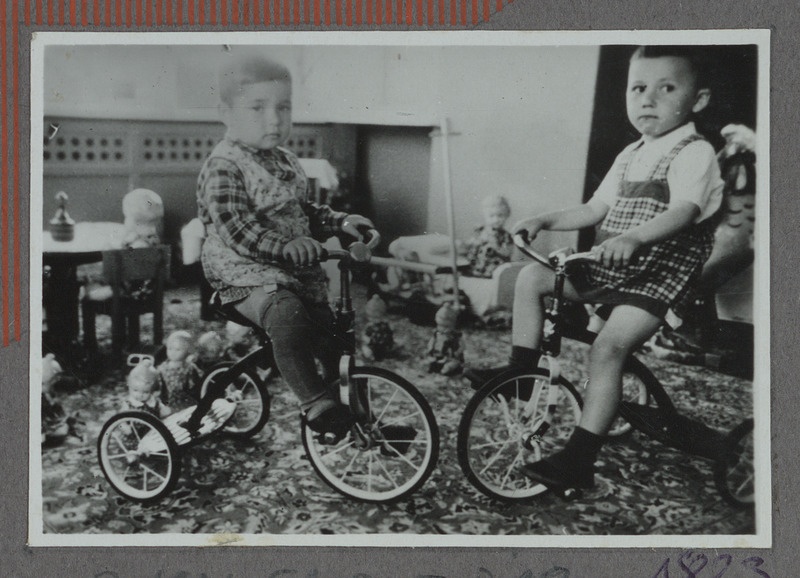 Eesti raudtee: kolmerattalistel jalgratastel poisipõnnid raudtee lasteaias, 1950. aastad