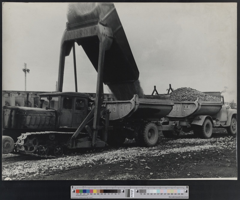 Ühekopaline laadur kõrgendatud tee juures töötamas, 1960.-1970. aastad