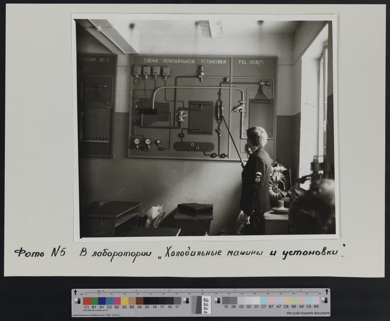 Tallinna Raudteetehnikum: õpilane külmutusmasinate ja -seadmete õppeklassis skeemi juures vastamas, 1984.