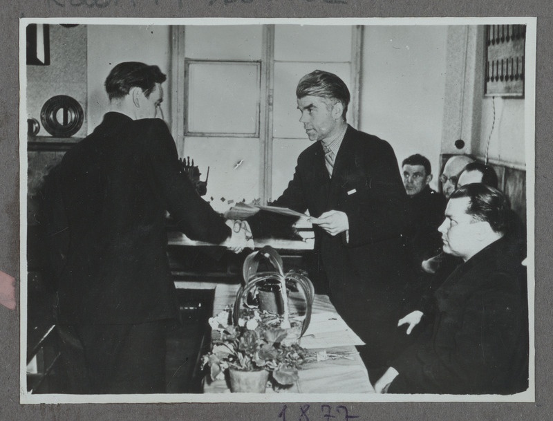 Eesti raudtee: A. Ribbe annab vedurijuhtide koolis mootorvedurijuhtide kursuse lõpetanule tunnistuse kätte, 1950. aastad