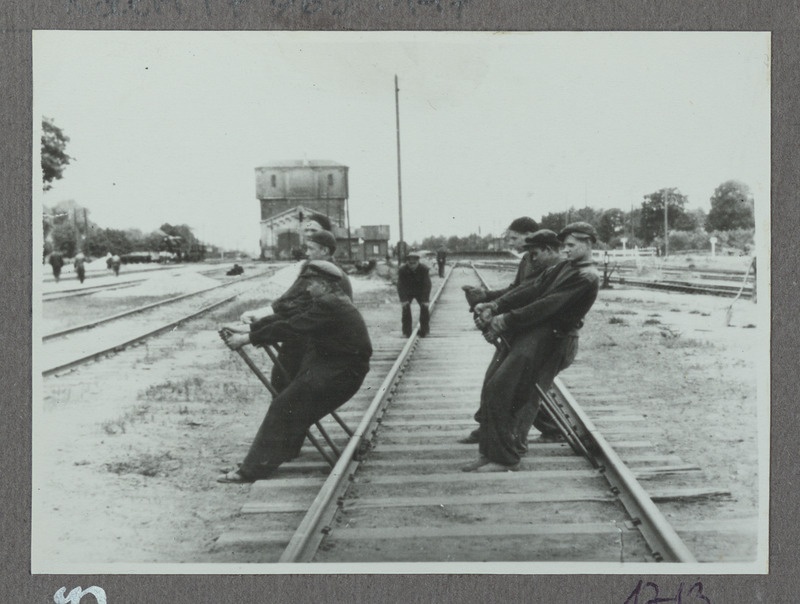 Eesti raudtee: tee rihtimine kangide abil Tapa jaamas, 1950. aastad