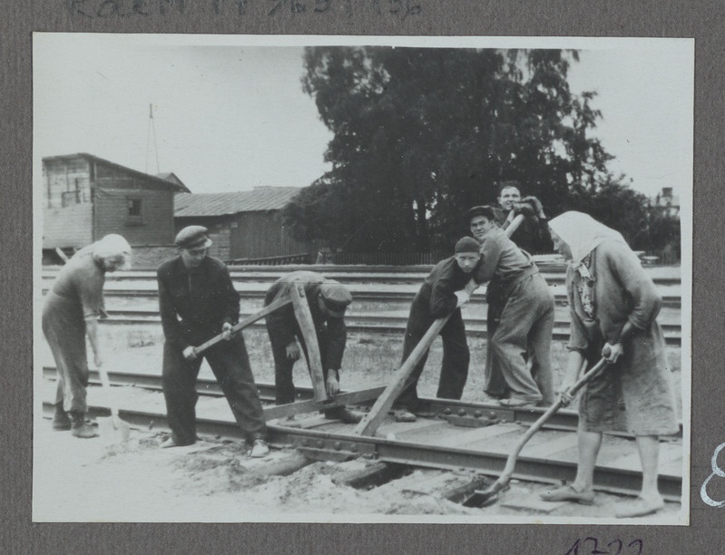 Eesti raudtee: töörühm tee tõstmisel töötamas, 1950. aastad
