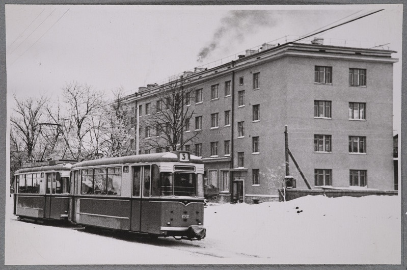 Vaade raudteelaste 44 ühe- ja kohatoalise korteriga elamule Tallinnas Pärnu mnt 125, esiplaanil tramm nr 3, 1957-1958, foto: Oskar Sildam.