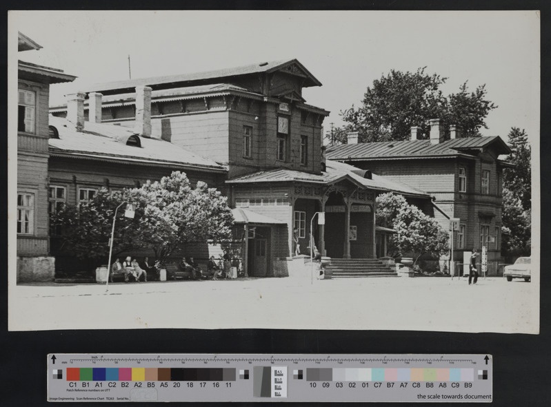 Tartu raudteejaam: vaade jaamahoonele ja autobussipeatusele Vaksali tänava poolt, 1984.