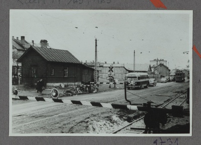 Eesti raudtee: valvega ülesõit Pärnu maanteel Tallinnas, 1950. aastad  similar photo
