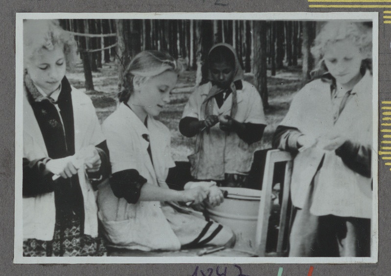 Eesti raudtee: lapsed köögitoimkonnas Vääna-Jõesuu pioneerilaagris, 1950. aastad