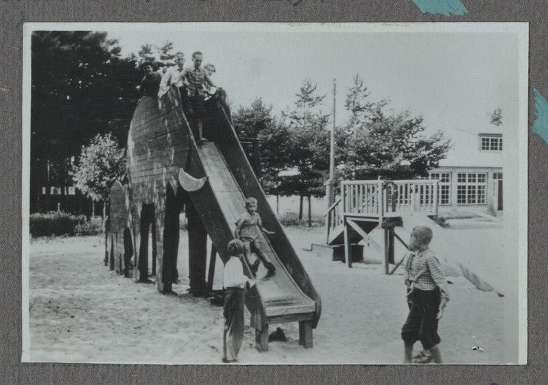 Eesti raudtee: lapsed Vääna-Jõesuu pioneerilaagris liugu laskmas, 1950. aastad