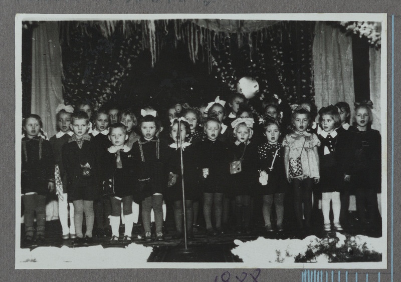 Eesti raudtee: raudteelaste klubi lasterühm laulmas, 1950. aastad