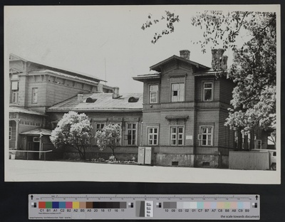 Tartu raudteejaam: vaade jaamahoonele Vaksali tänava poolt, 1984.  similar photo
