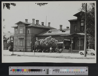 Tartu raudteejaam: vaade jaamahoonele Vaksali tänavalt, 1984.  similar photo