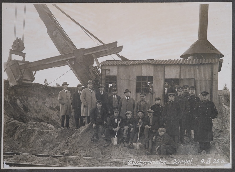 Raudteeviaduktide ehitus Tallinnas: auruekskavaator tööliste ja raudteeametnikega Järvel, 9.september 1925.