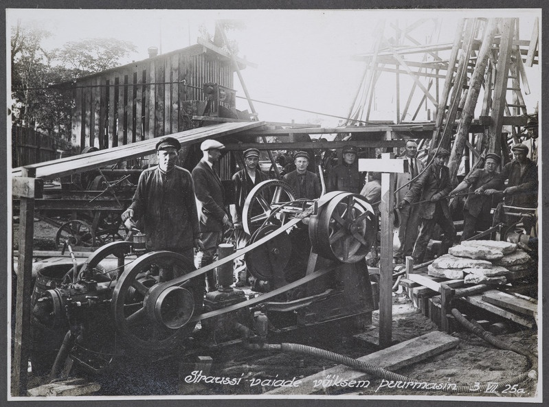 Paldiski maantee raudteeviadukti ehitus Tallinnas: väiksem puurmasin Straussi vaiade (betoonvaiade) jaoks aukude puurimiseks, 3.juuli 1925.