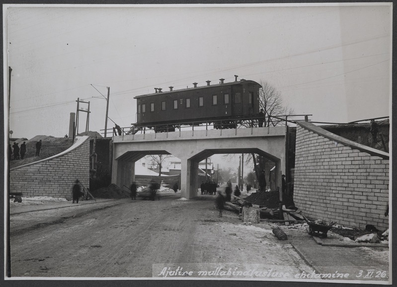 Paldiski maantee raudteeviadukti ehitus Tallinnas: mullakindlustuse ehitamine, 2-teljeline 3. klassi reisivagun viaduktil, 3.november 1926.