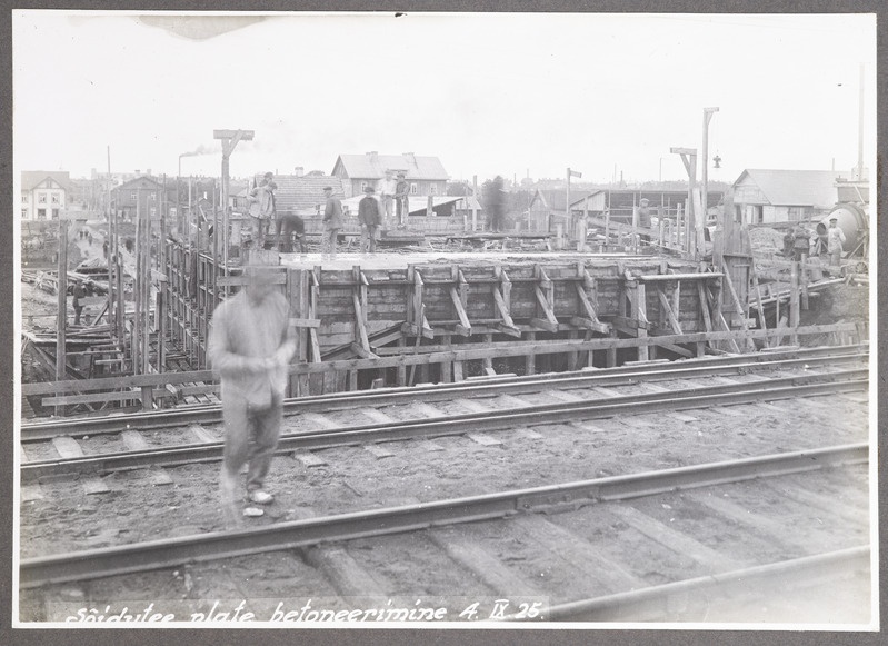 Rohu tänava viadukti ehitus Tallinnas: sõidutee plaadi betoneerimine, 4.september 1925.
