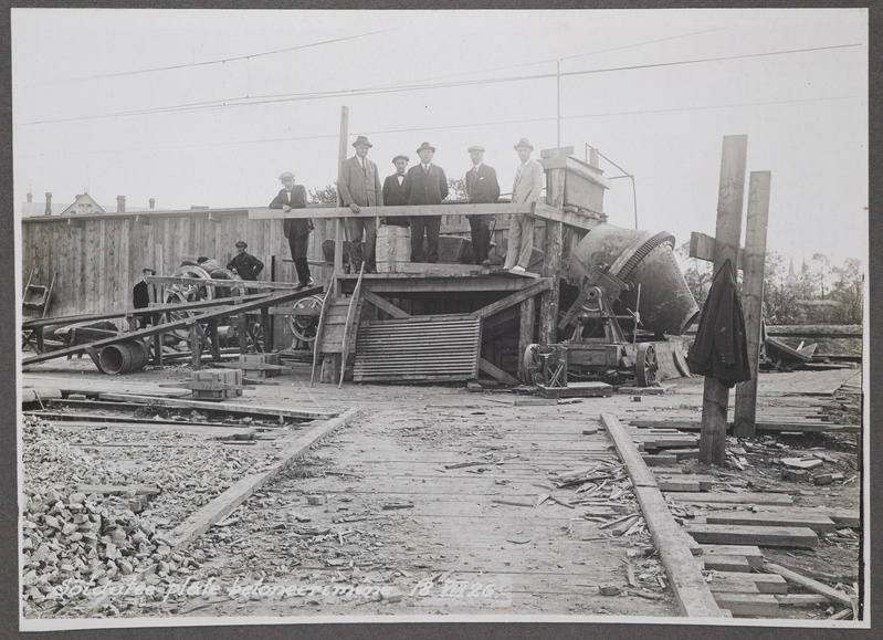Paldiski maantee raudteeviadukti ehitus Tallinnas: komisjon sõidutee plaadi betoneerimist vaatlemas, 18.august 1926.