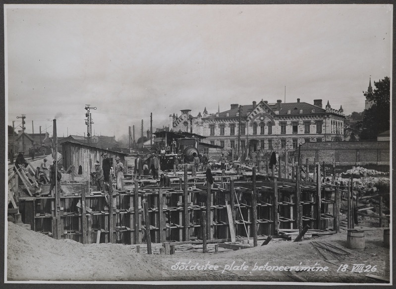Rohu tänava viadukti ehitus Tallinnas: betoneerimistööd, taamal endise raudtee tehnikakooli hooned, 18.august 1926.