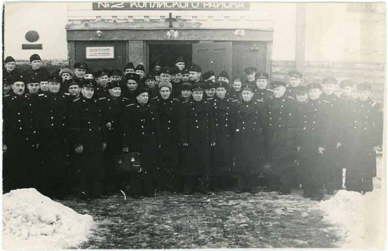 Jaamaülemad Raudteelaste Klubi (endine Raudteelaste Kodu) hoone ees Kopli tn. 7 Tallinnas, 1950. aastate I pool.