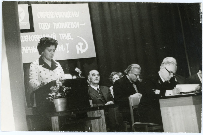 Eesti Raudteekonna Tööliste Ametiühingu rajoonikomitee konverents Tallinna raudteelaste klubis: esineja kõnepuldis, 27.11.1974, foto: Mihkel Ollino