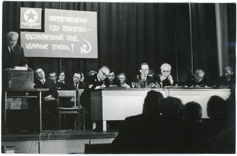 Eesti Raudteekonna Tööliste Ametiühingu rajoonikomitee konverents Tallinna raudteelaste klubis: esineja kõnepuldis, presiidium töötamas 27.11.1974, foto: Mihkel Ollino