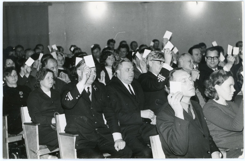 Eesti Raudteekonna Tööliste Ametiühingu rajoonikomitee konverents Tallinna raudteelaste klubis: hääletus saalis, keskel Rustik Mihailov, 27.11.1974, foto: Mihkel Ollino