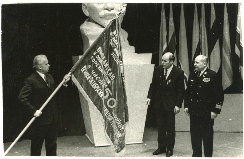 Mälestuslipu üleandmine Eesti Raudteekonnale Tallinna Laevastiku Ohvitseride Majas: EKP KK sekretär Karl Vaino lipuga, paremal H. Roosma ja A. Kotov, 1967, foto: Mihkel Ollino