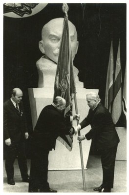 Mälestuslipu üleandmine Eesti Raudteekonnale Tallinna Laevastiku Ohvitseride Majas: raudteekonna ülem A. Kotov lippu vastu võtmas, 1967, foto: Mihkel Ollino  similar photo