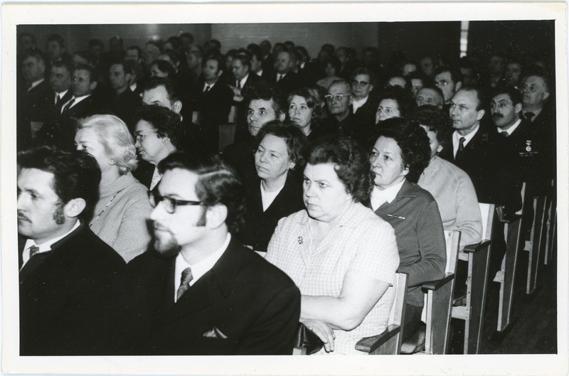 Eesti Raudteekonna tööeesrindlaste kokkutulek raudteelaste klubis Tallinnas: raudteelased saalis, 1973